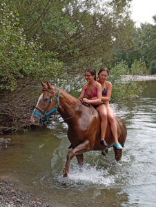 Niñas bañandose en el rio aragon con los caballos