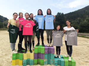 niñas participantes en los campamentos con las camisetas de pirineo ecuestre
